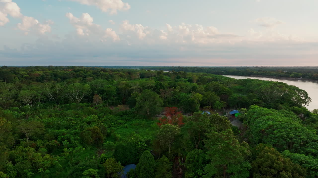 Vista aerea con drone di San José del Guaviare mostra la foresta tropicale che si estende intorno a un attraversamento fluviale nel cuore del paesaggio amazzonico della Colombia