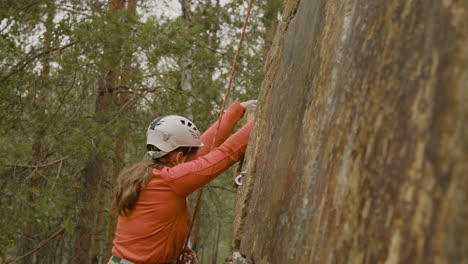 alpinista em uma rocha de parede