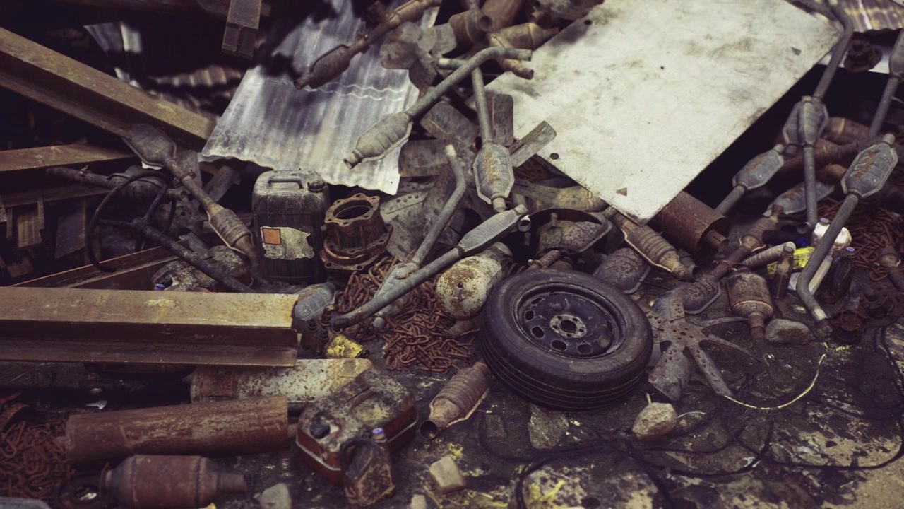 O caos criativo se desenrola em um lugar abandonado cheio de detritos metálicos.