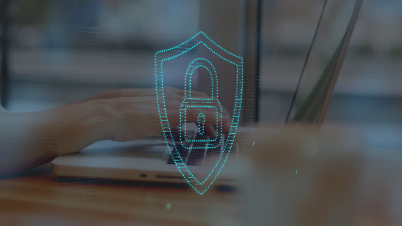 animación de candado en escudo, café y manos recortadas de una mujer caucásica trabajando en una computadora portátil