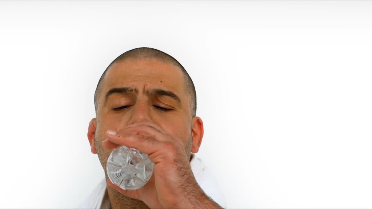 스포츠 남자 가 병 에서 물 을 마시고 있다