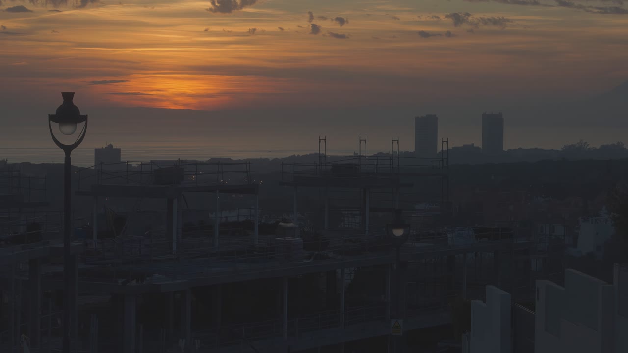 Timelapse de atardecer urbano cerca de una zona de construcción en Marbella, España.