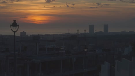 Urbaner-Sonnenuntergang-Im-Zeitraffer-In-Der-Nähe-Einer-Baustelle-In-Marbella,-Spanien