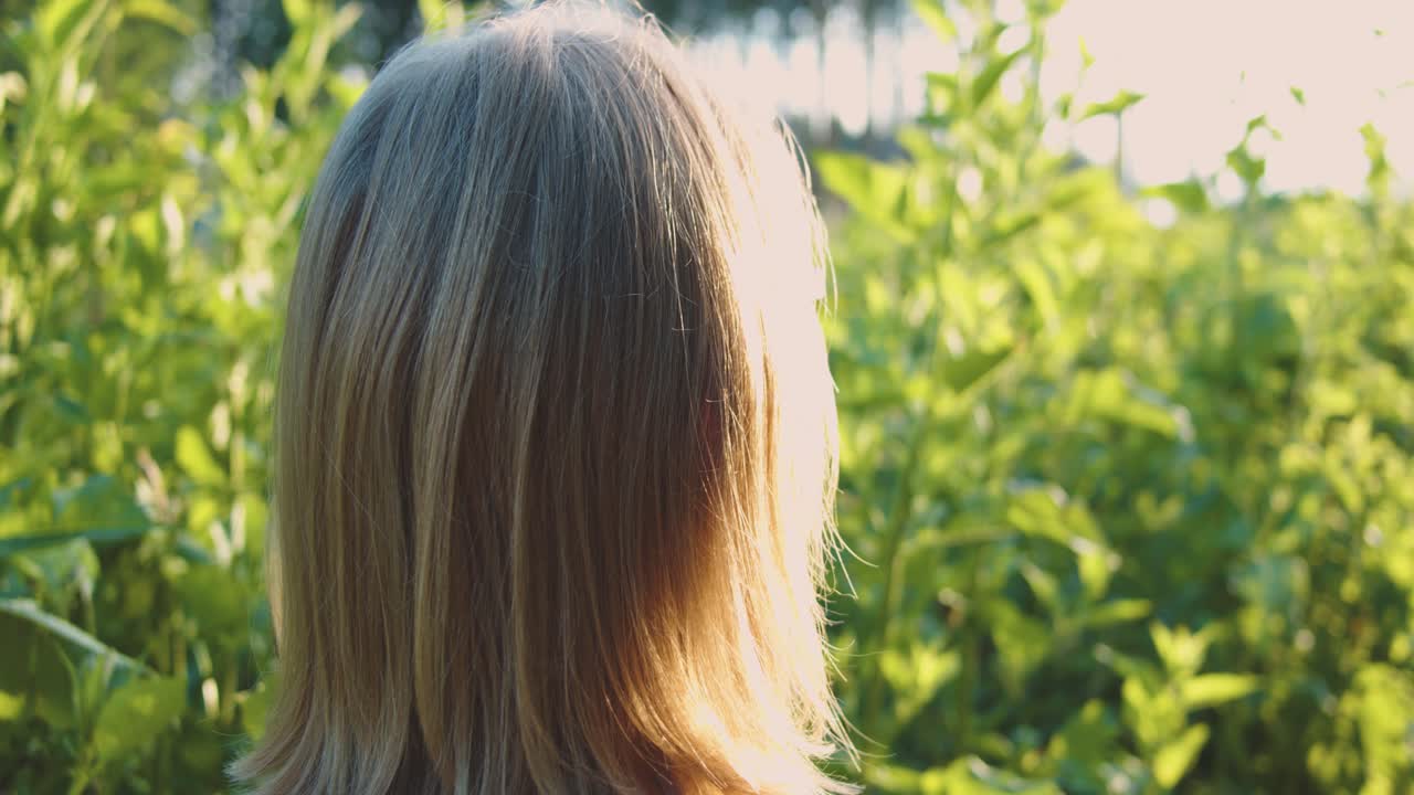 작은 흙길에 서 있는 여자 - 일몰을 바라보며 - 슬로우 모션