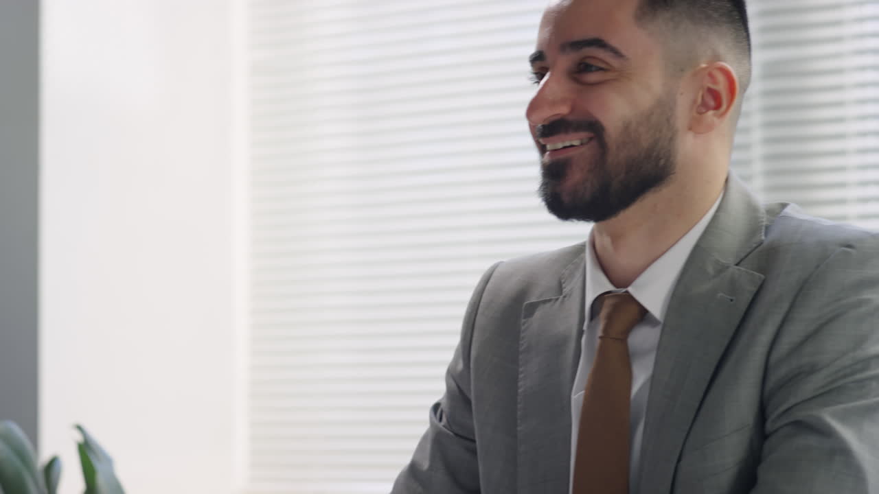 Empresario sonriendo y dando la mano a un colega