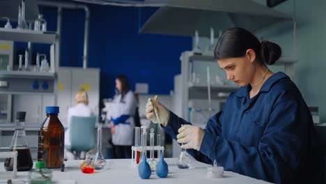 científico que lleva a cabo un experimento en un laboratorio
