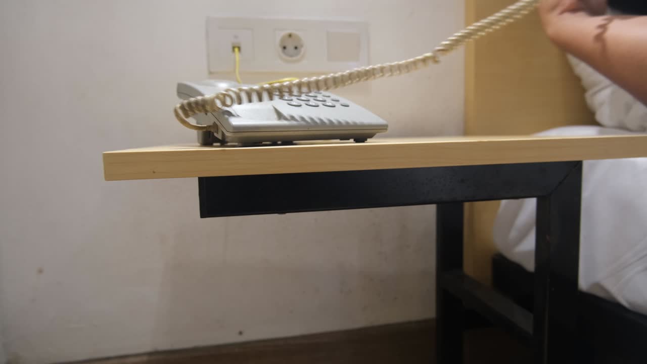 손님이 잠을 자는 동안 호텔 방에서 전화를 끊었습니다.