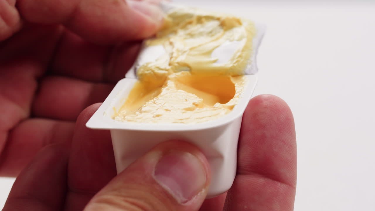 버터 비를 열고 있는 손