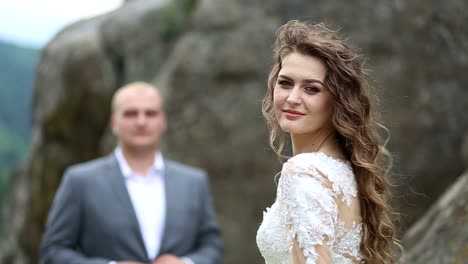 hermosa novia y novio en su día de bodas