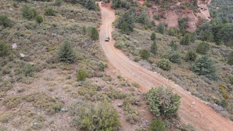 vehículo todo terreno atv haciendo el camino en la carretera rural
