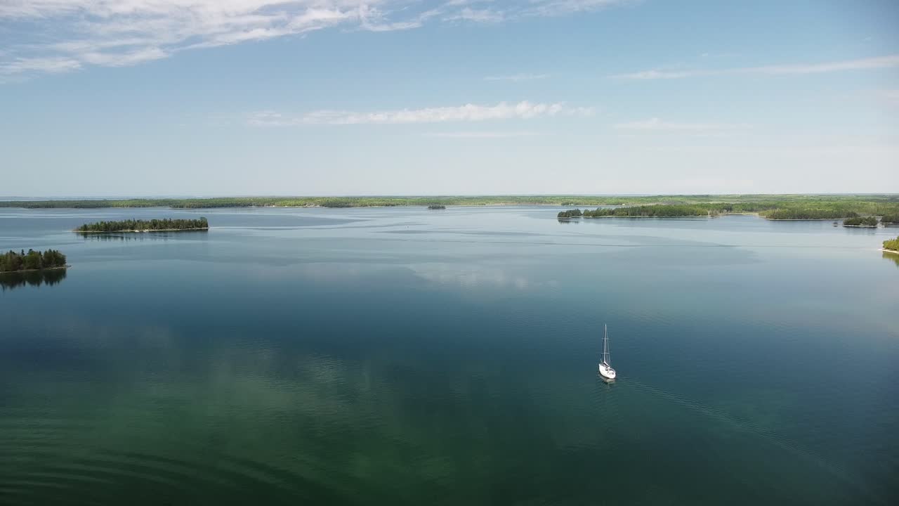 velero de aguas tranquilas de verano por la mañana, vista aérea, hessel, michigan