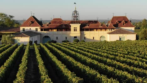 la bodega y el viñedo de chateau angelus, saint emilion en francia