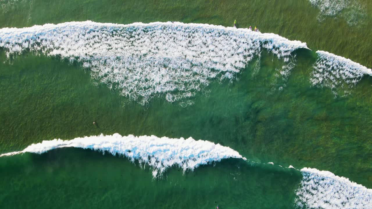 línea de costa de la playa de agua dulce en un día soleado