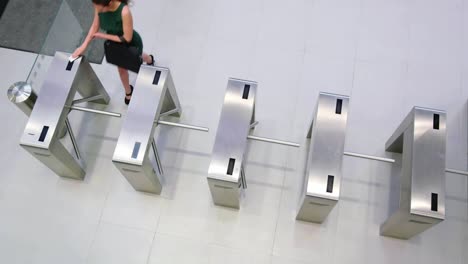 hombres de negocios escaneando sus tarjetas en la puerta del torniquete