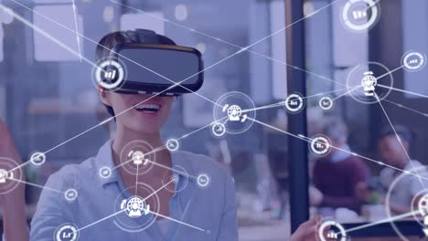 animación de la red de conexiones con iconos sobre mujer de negocios caucásica usando auriculares vr