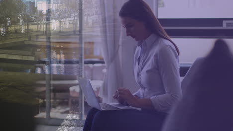 animación de una mujer de negocios caucásica en la oficina sobre el paisaje urbano