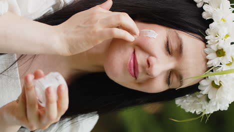 feliz 40 años de edad madura mujer de mediana edad aplicando la piel facial crema hidratante tratamiento de belleza