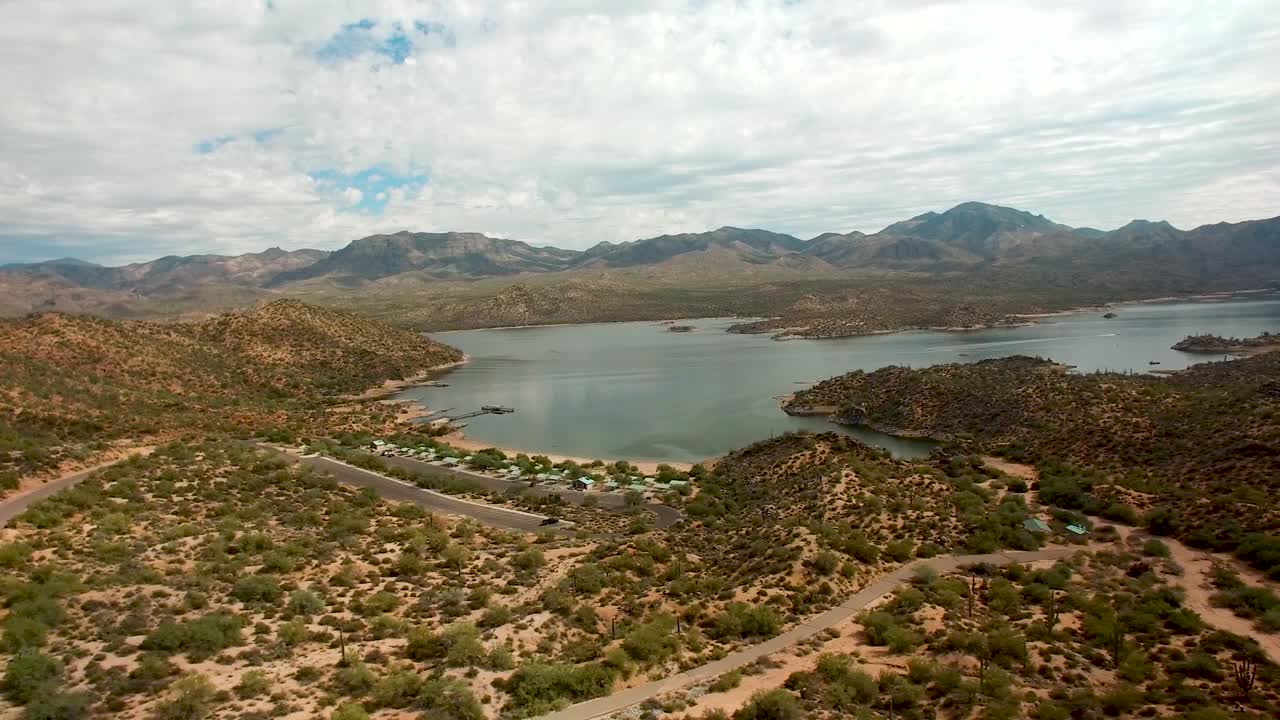 Voando sobre a margem norte do Lago Bartlett em Carefree, Arizona