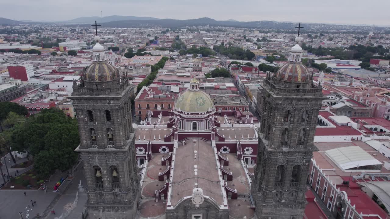 Ripresa Aerea In Avvicinamento Alla Cattedrale Di Puebla, Messico