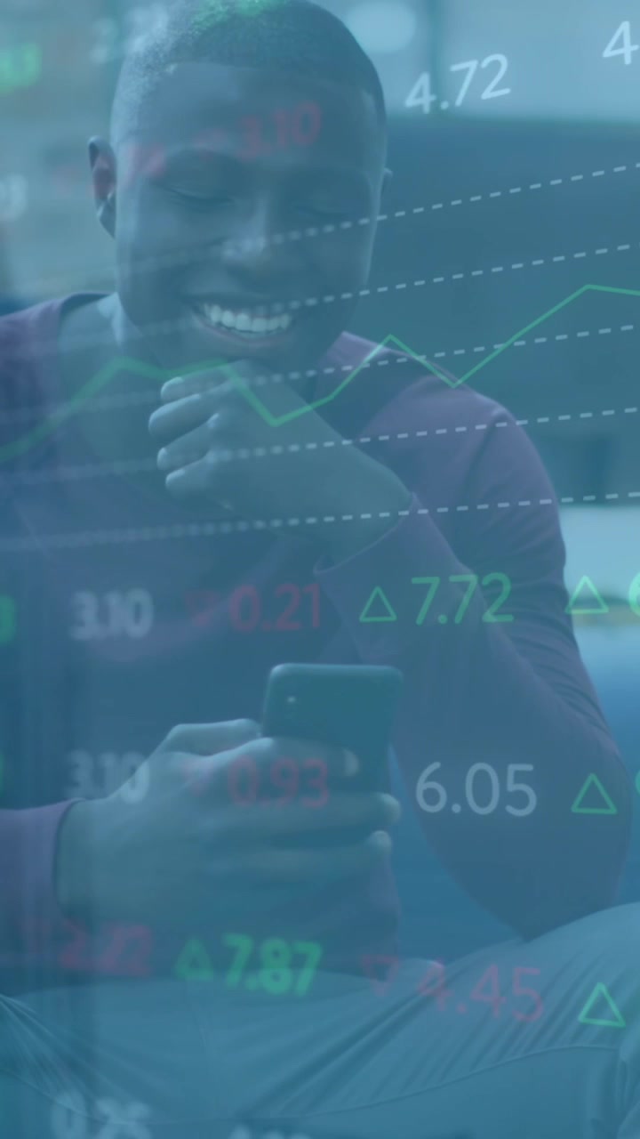 Animazione di elaborazione dati finanziari su uomo d'affari afroamericano che usa lo smartphone