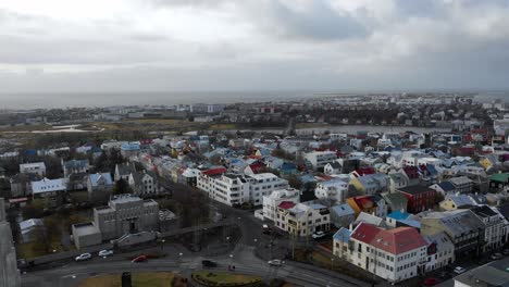 vista aérea de la iglesia hallgrimskirkja en reykjavik en islandia en un día de nieve