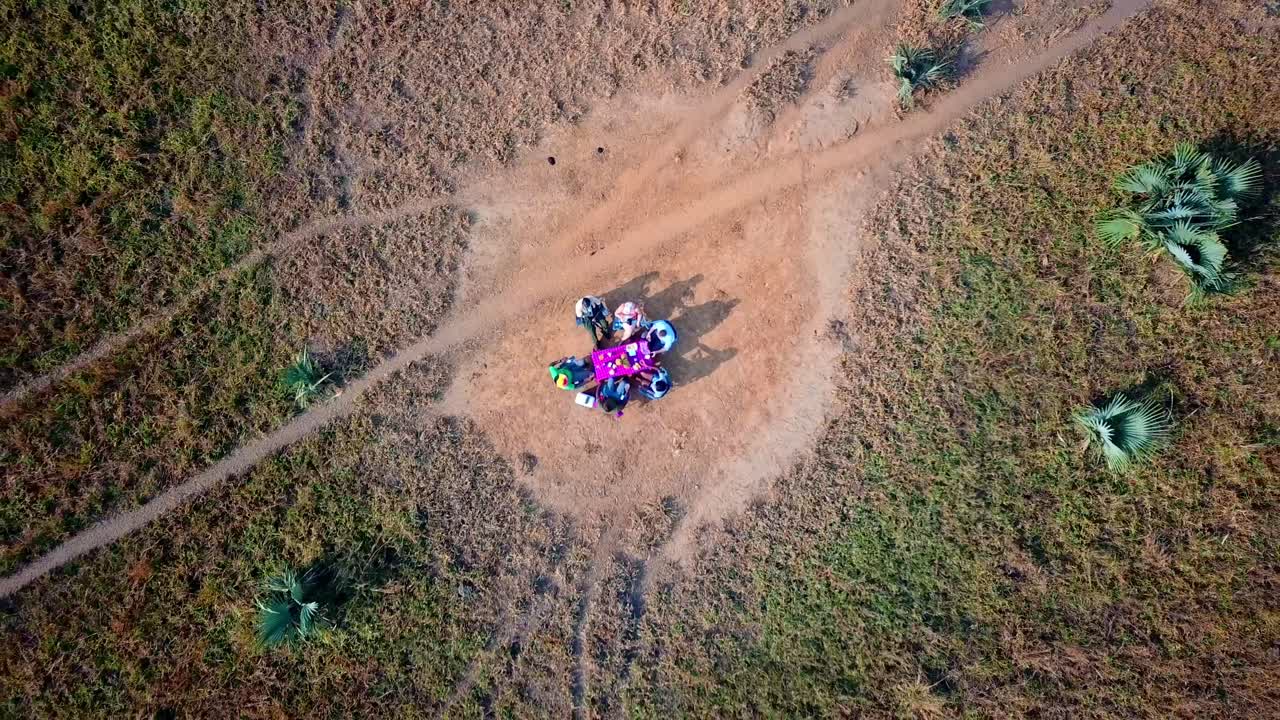 동아프리카 케냐의 잔디밭 한가운데서 점심을 즐기는 관광객들 위로 높이 날아가는 드론