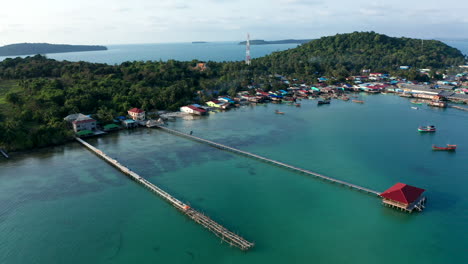 Aerial-drone-footage-moving-from-left-to-right-over-a-fisherman-floating-village-in-King-Island,-Cambodia