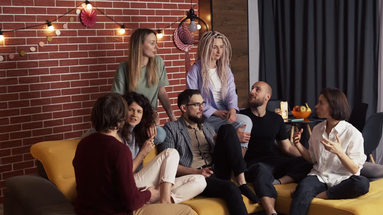 jovens amigos se encontrando e aproveitando o tempo juntos depois de muito tempo