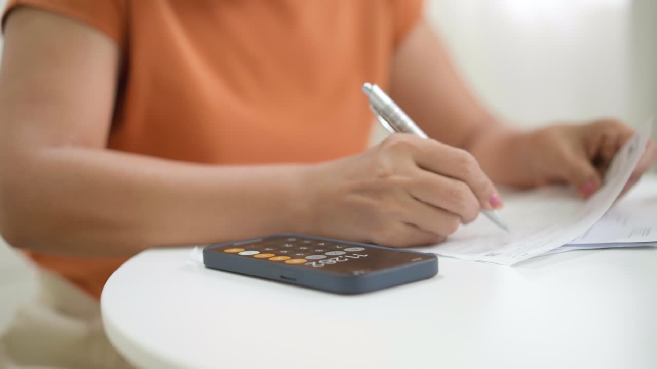 mujer joven pagando facturas de servicios públicos en una aplicación móvil