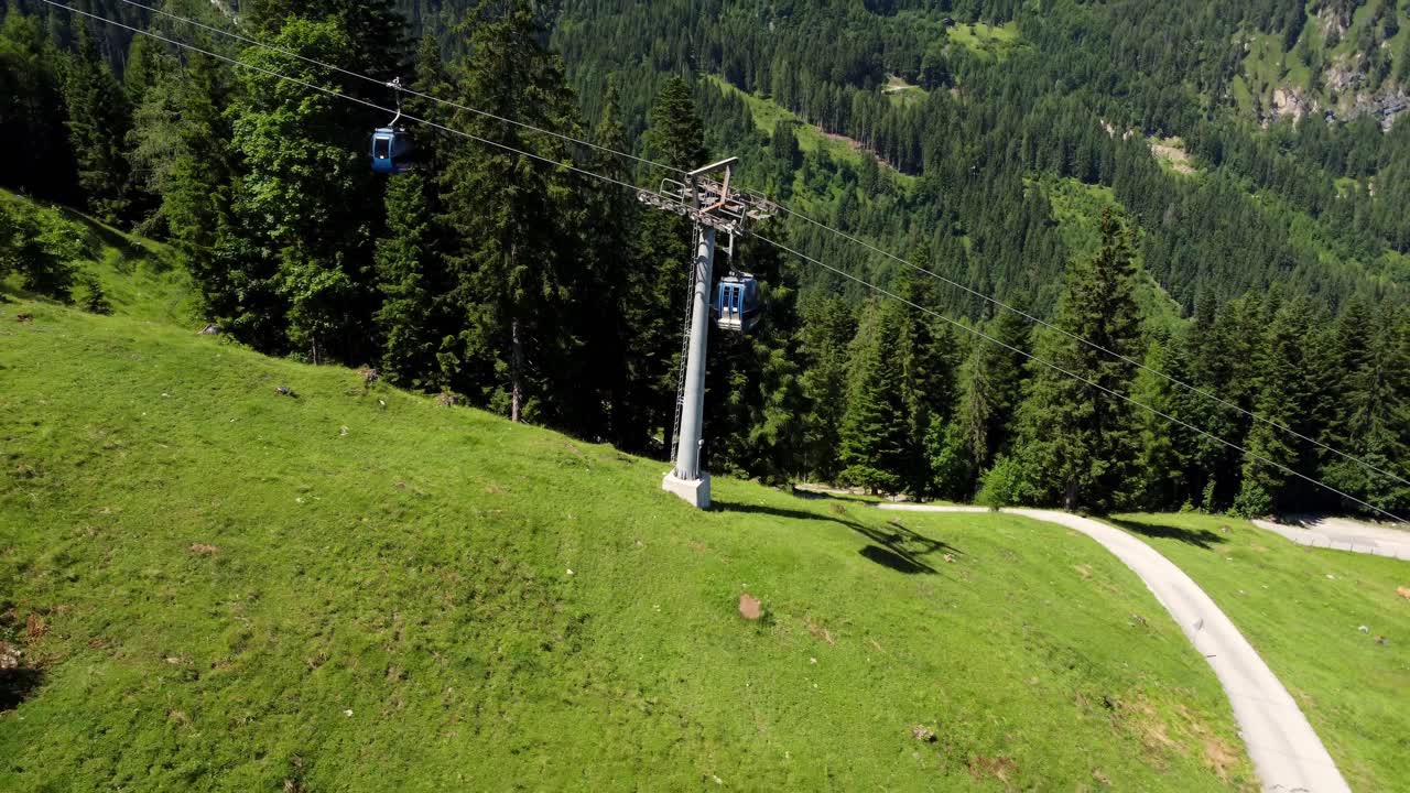 Alto pilone di una funivia nelle Alpi a Lofer, Austria