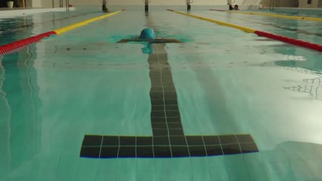 La-Mujer-Estaba-Haciendo-Ejercicio-En-La-Piscina