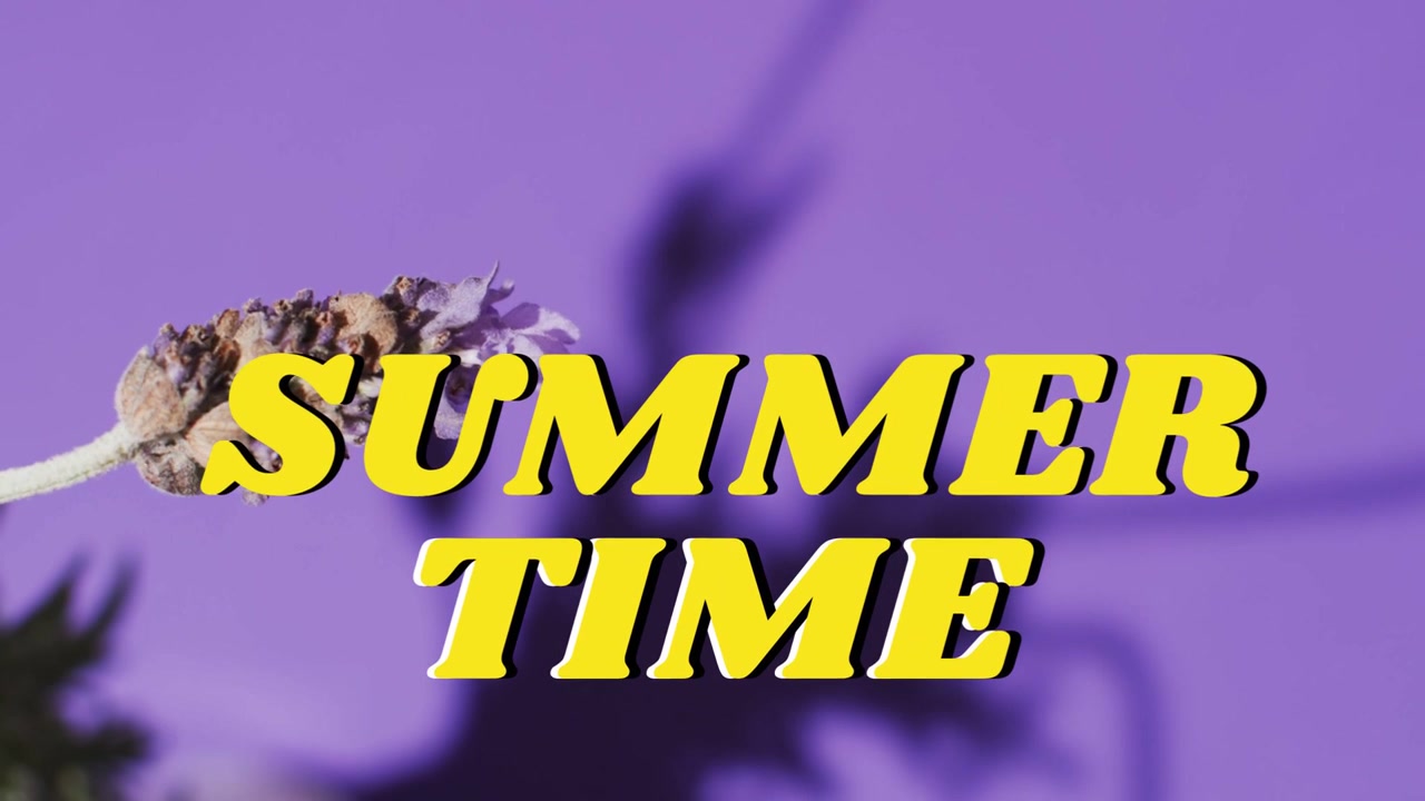 Lysskift får knop til at drive og skygge til at vokse hen over lilla indramning af fed SOMMER TID annonce.