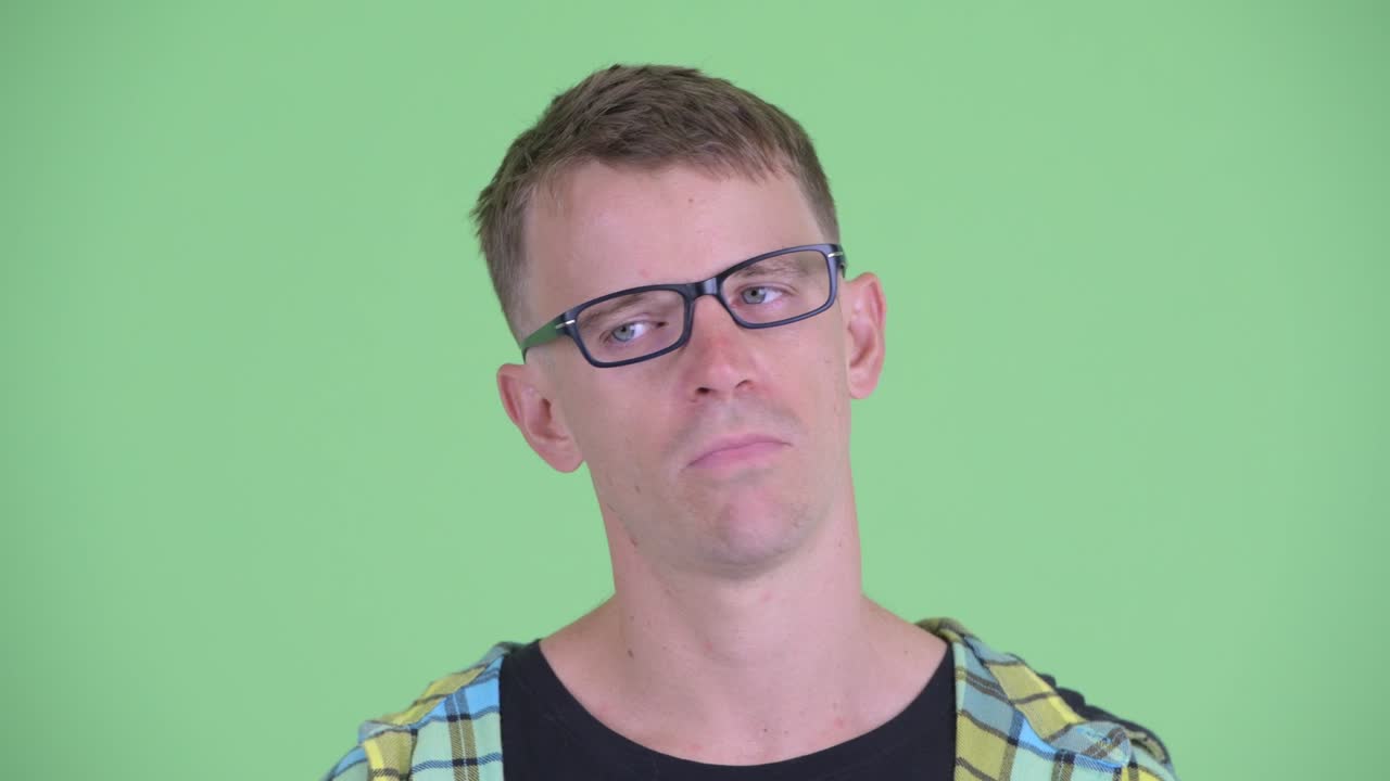 retrato de un hombre nerd con gafas