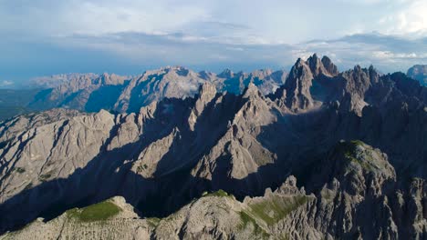 Parque-Natural-Nacional-Tre-Cime-En-Los-Alpes-Dolomitas.-Hermosa-Naturaleza-De-Italia.