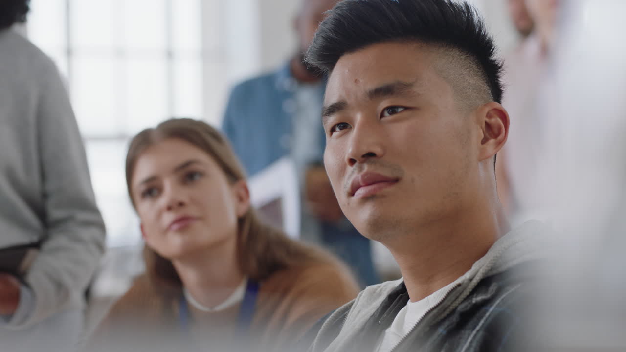 사무실 에서 다양한 사업가 들 이 모인 모임 의 발표