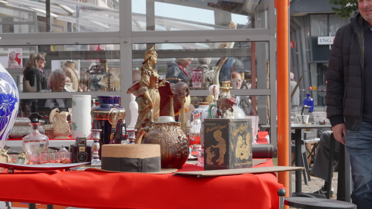 Antique Market Finds: Vintage Collectibles and Treasures