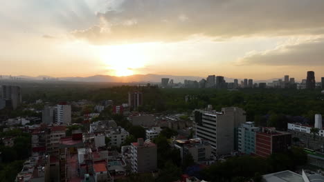 Drohnenschuss-Steigt-über-Wohnungen-In-Richtung-Chapultepec-Park,-Sonniger-Abend-In-Mexiko-Stadt