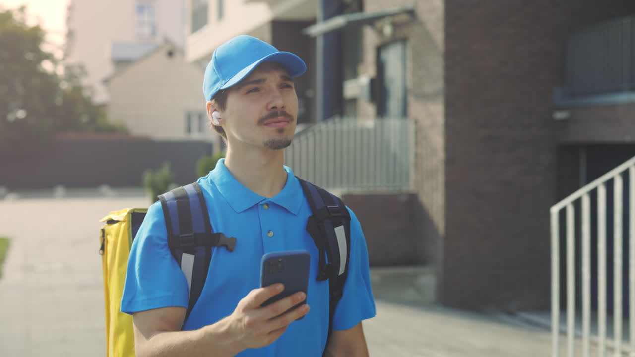 persona de entrega en el trabajo