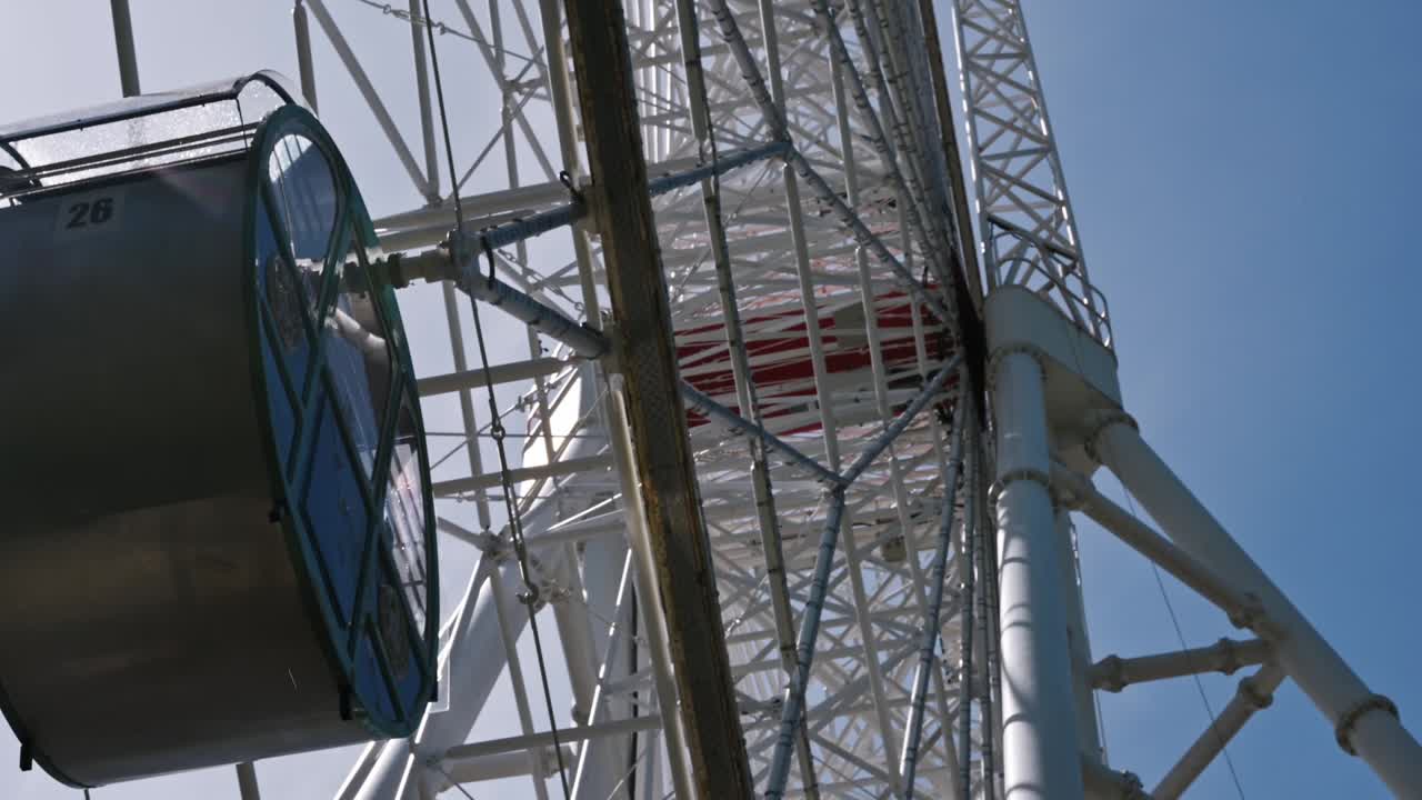 파란 하늘을 배경으로 도시 페리스, 엔터테인먼트 카루셀, 축제, 레크리에이션, 재미있는 활동