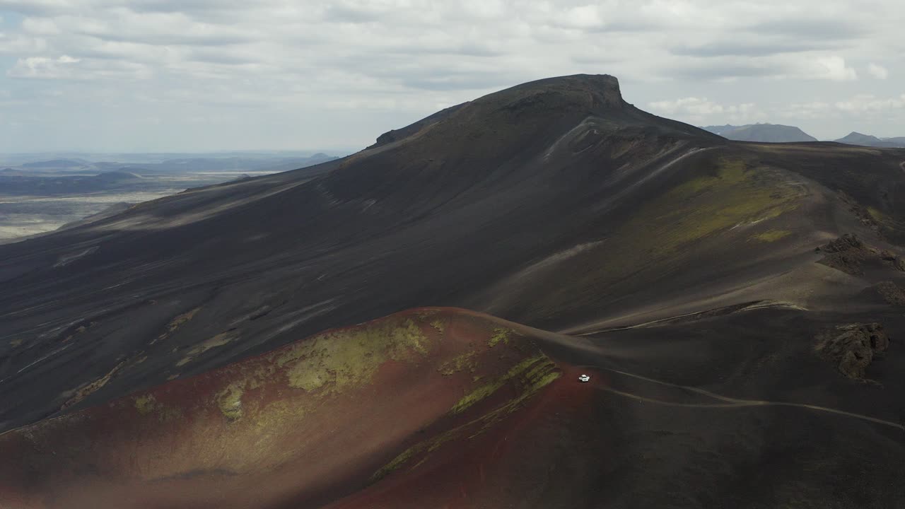 toma cinematográfica al revés del cráter raudaskal en el paisaje volcánico de islandia durante un día nublado