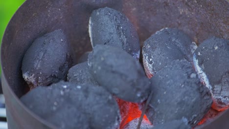 Heiße-Glühende-Kohlen,-Die-In-Einem-Metallbehälter-übereinander-Liegen