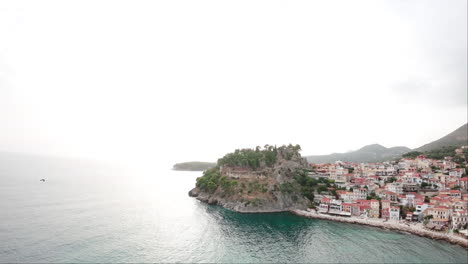 Imágenes-De-4k-De-Drones-Fpv-Volando-Sobre-Las-Aguas-Hacia-La-Isla-Con-Un-Viejo-Castillo-En-él