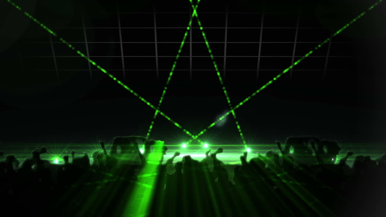 decoraciones de luz de hadas y marco de ventana contra las luces de la discoteca sobre la silueta de personas bailando