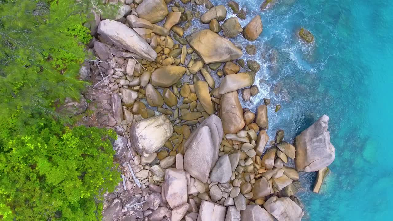 Veduta aerea con drone della bellissima spiaggia rocciosa alle Seychelles