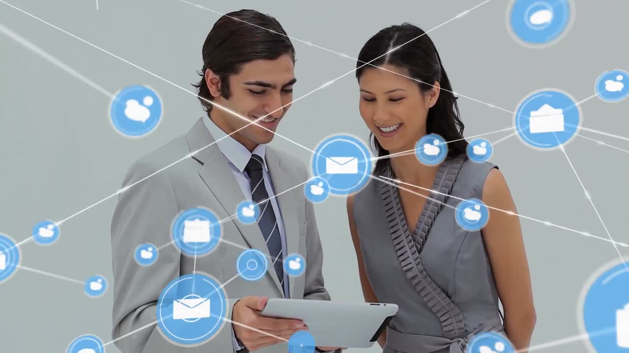 animación de una red de iconos digitales en diversos hombres de negocios mujeres de negocios discutiendo sobre una tableta