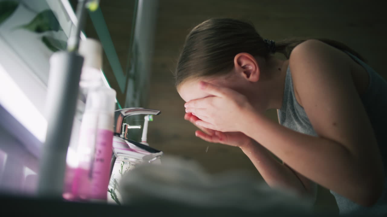 욕실에서 얼굴을 는 소녀