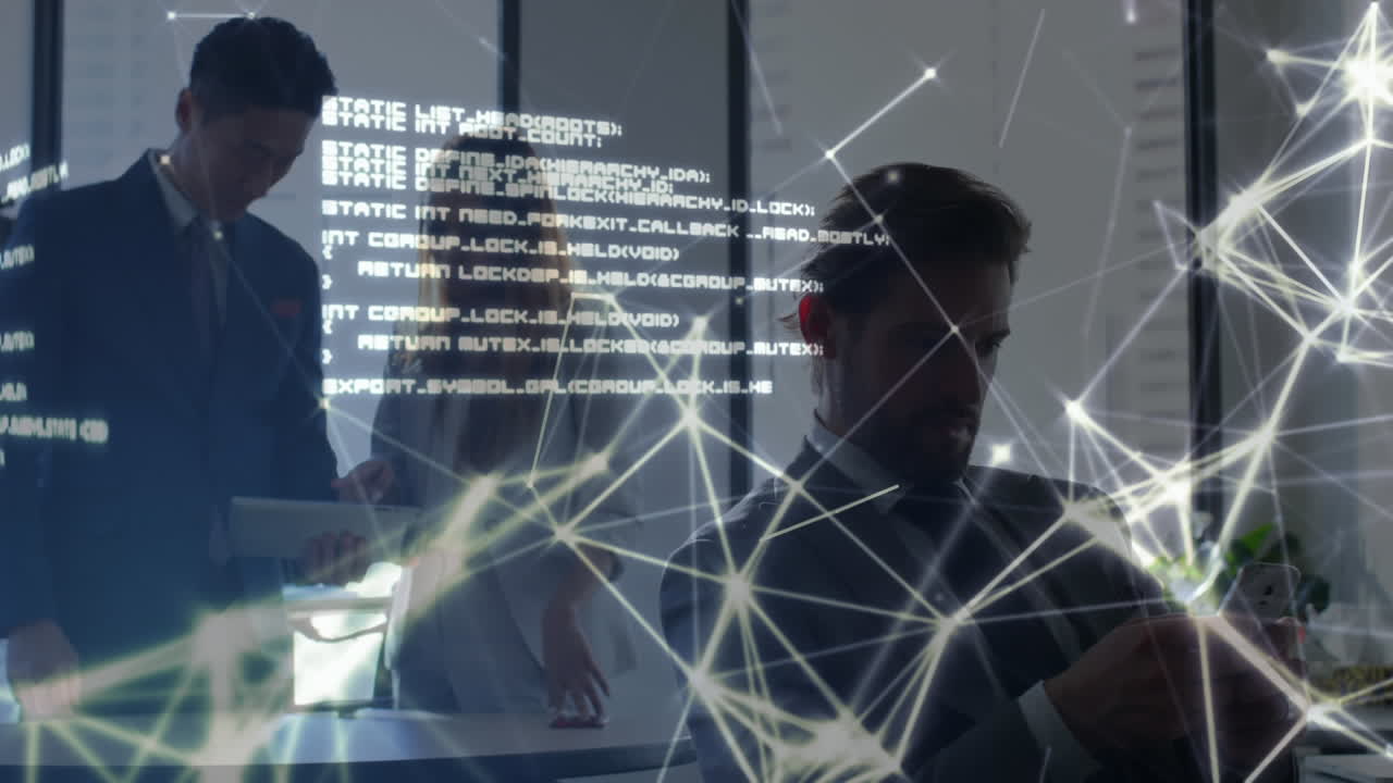 iconos digitales y procesamiento de datos contra personas que trabajan en una oficina