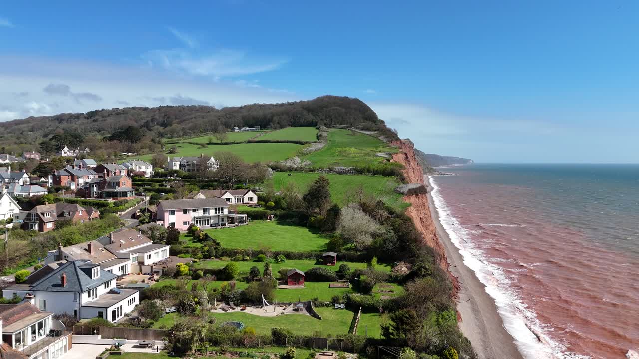 Vista aérea de drone de casas grandes na beira do penhasco em Sidmouth, Devon.