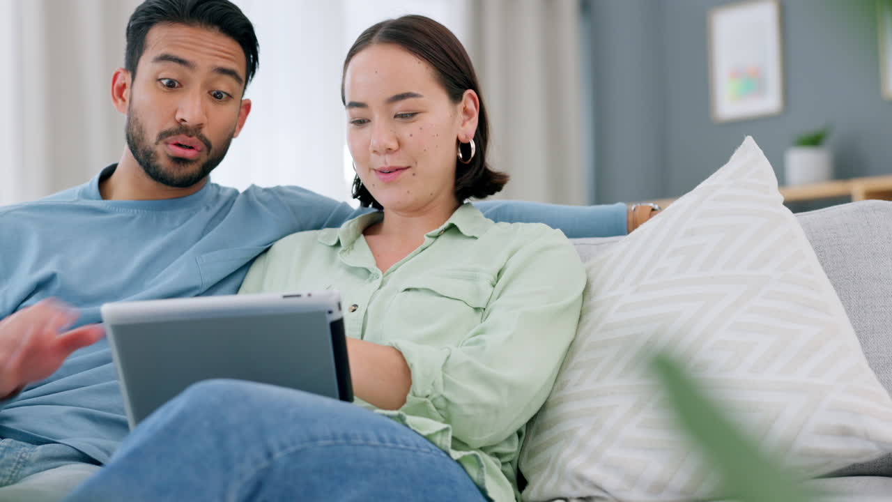 아시아 커플, 태블릿과 할 때 이야기