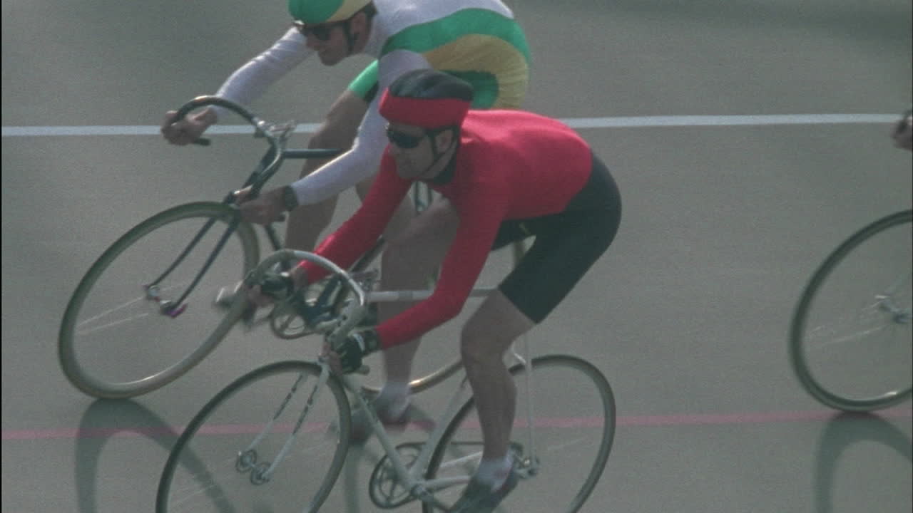 hombres ciclistas compiten en una carrera